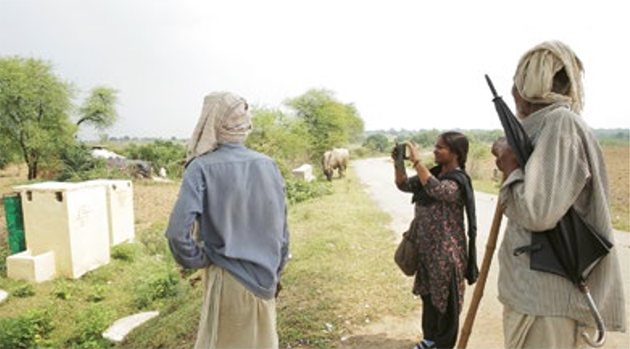 A Khabar Lahariya reporter interviewing villagers in a Banda village | Khabar Lahariya
