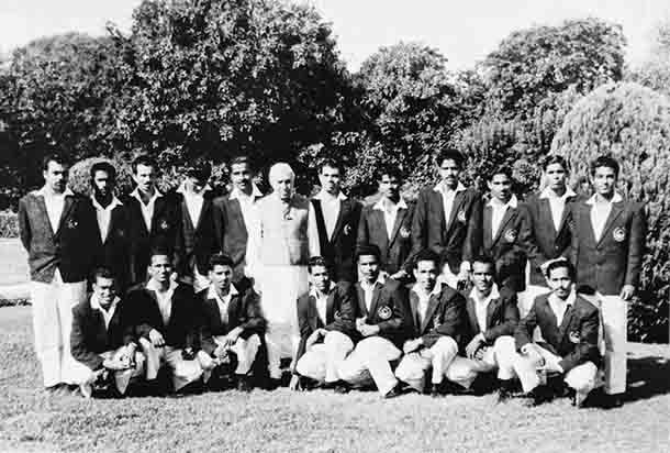 New in India  The Salgaocar team, in Delhi to play the  DCM Trophy in 1962, with prime minister Jawaharlal Nehru | Courtesy: Salgaocar FC Archives