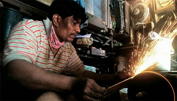 Bablu at his traditional knife shop in Mulund, Mumbai